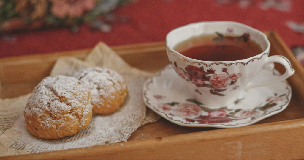 紅茶とシュークリームのティータイムの様子
