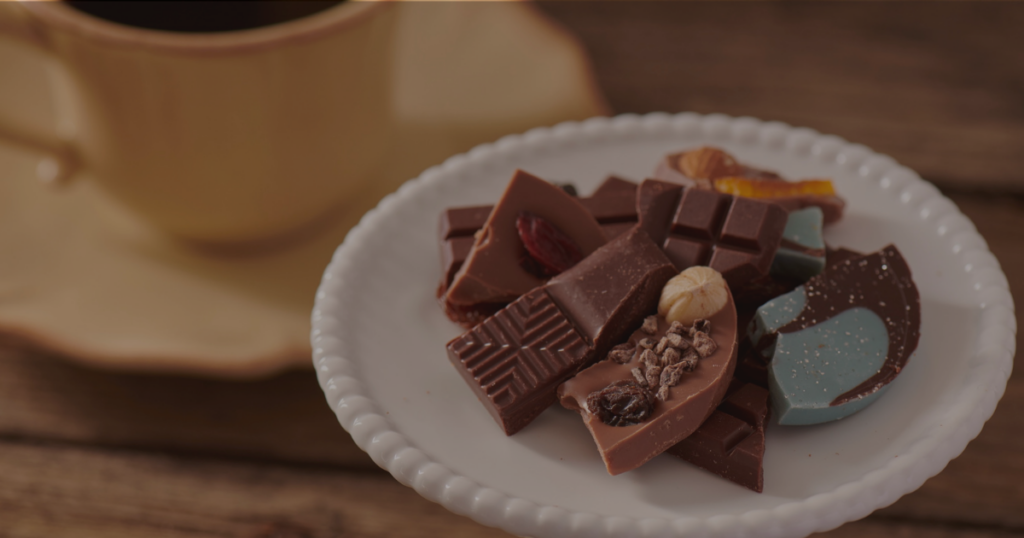 おうちカフェでチョコレートとコーヒーを楽しむ様子