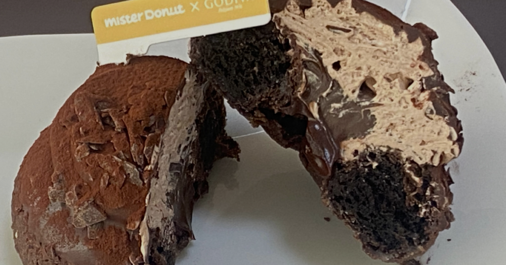 トリュフショコラドーナツ ノワールの断面と中身のチョコクリーム