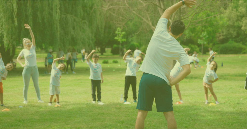 朝の公園でラジオ体操をして体を整えるリセット習慣