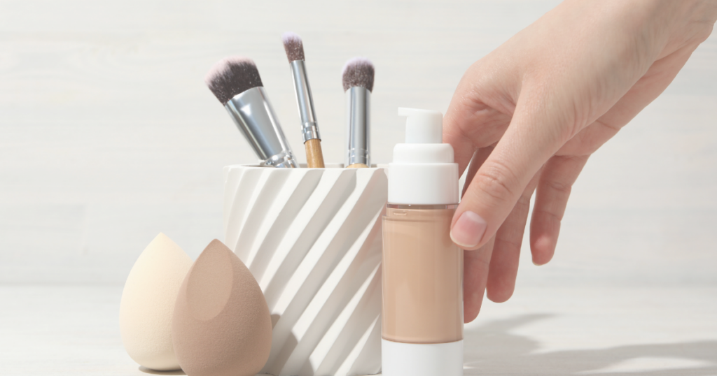 下地やスポンジなどのベースメイクアイテムのイメージ