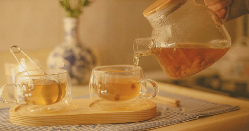 ハーブティーでリラックスするイメージ