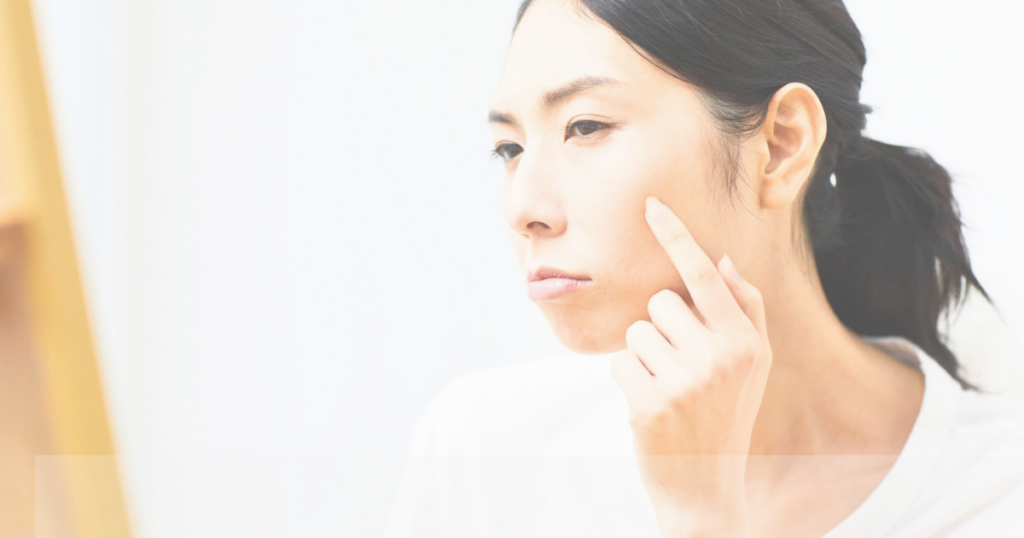 花粉の時期に肌荒れやメイク崩れに悩む女性