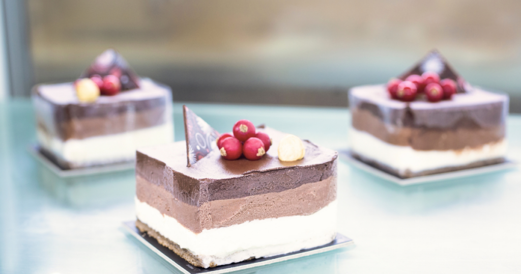 チョコレートケーキなどの贅沢スイーツ