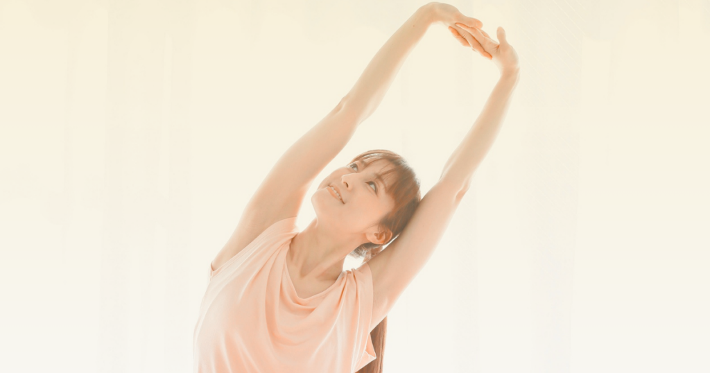 朝に軽く体を伸ばしてストレッチを始めるイメージ