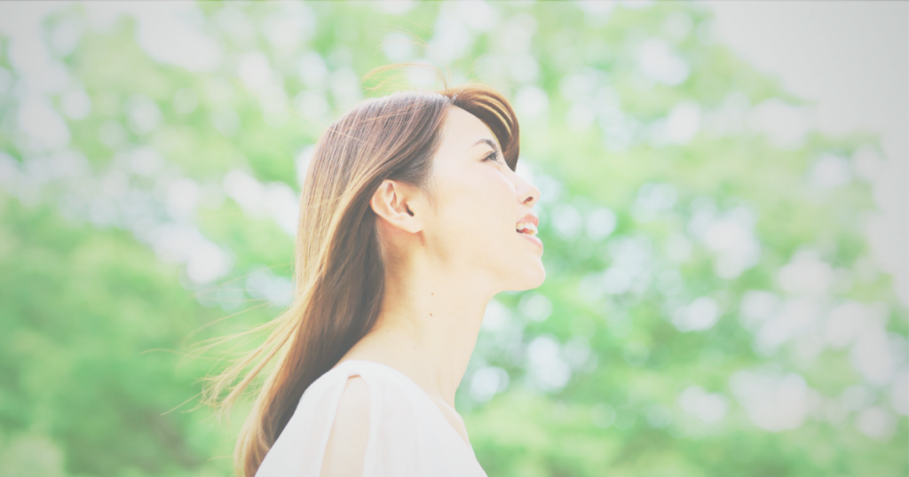 春の外出メイク　ナチュラルメイクの女性