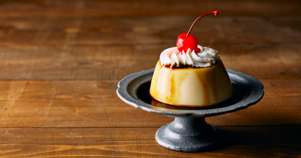 レトロな固めプリンにさくらんぼがのったデザート