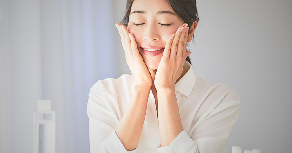 敏感肌のスキンケア　手でやさしく化粧水をなじませるイメージ