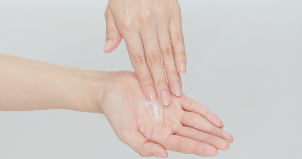 化粧水を手に取るスキンケアのイメージ