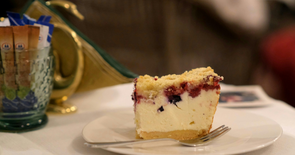 チーズケーキとコーヒーのリラックスタイム