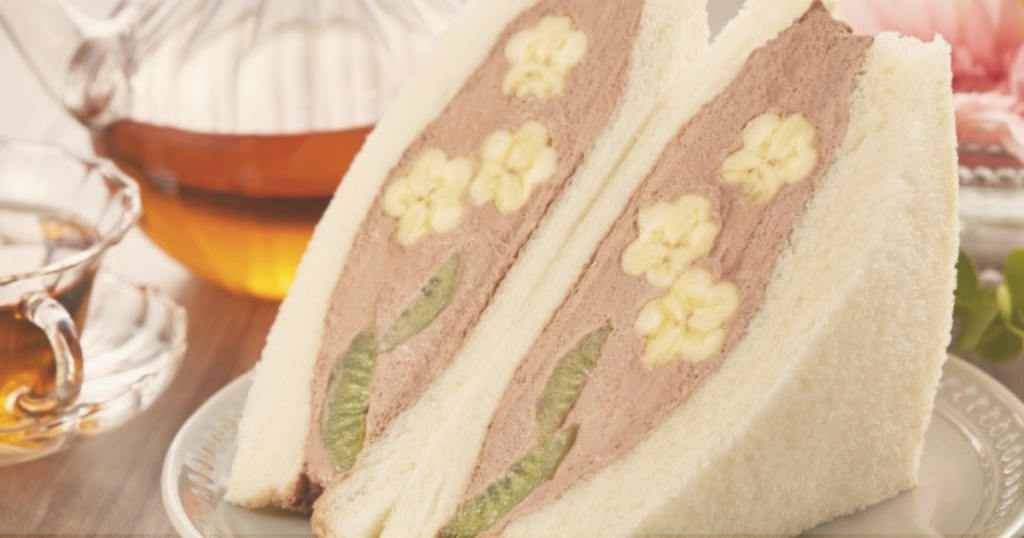 バナナとチョコのフルーツサンドと温かいドリンク