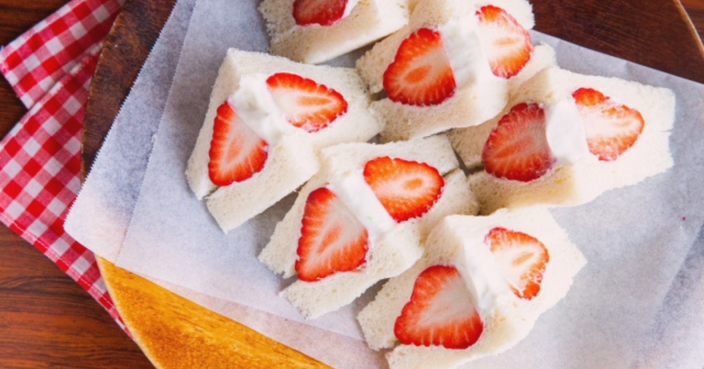 コーヒーと一緒に楽しむフルーツサンドのおうちカフェ風盛り付け
