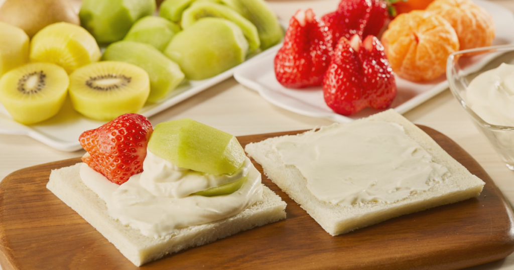 フルーツサンドの材料（食パン・クリーム・いちご）