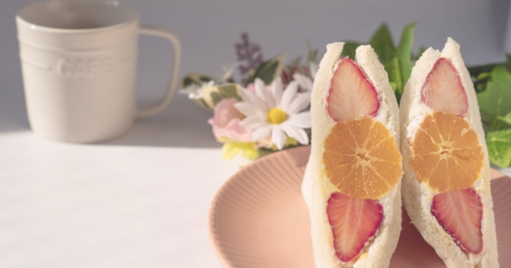 フルーツサンドと紅茶・コーヒーの組み合わせ