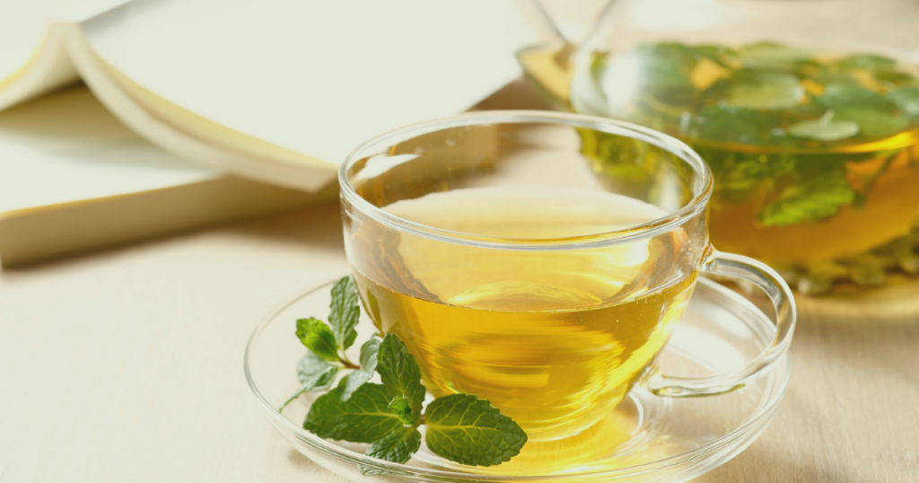 ミントを添えたハーブティーのティーカップ