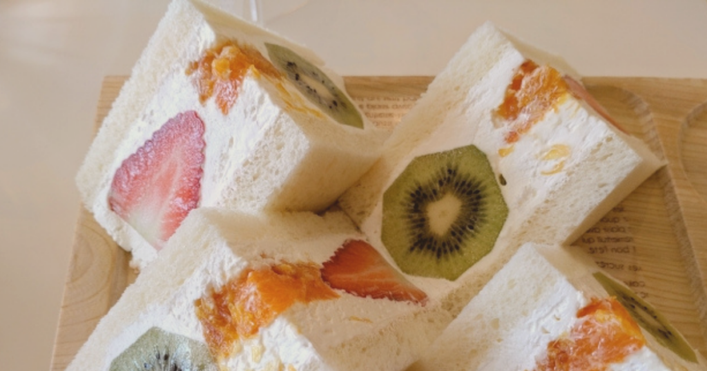 木のテーブルのおうちカフェ風フルーツサンド