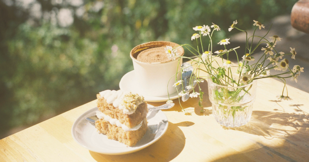 おやつと飲み物でリラックスするご褒美時間のイメージ