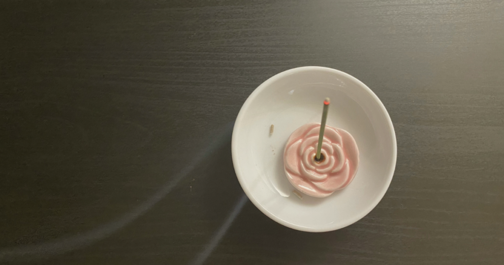 寝る前の静かな時間に焚くお香のイメージ