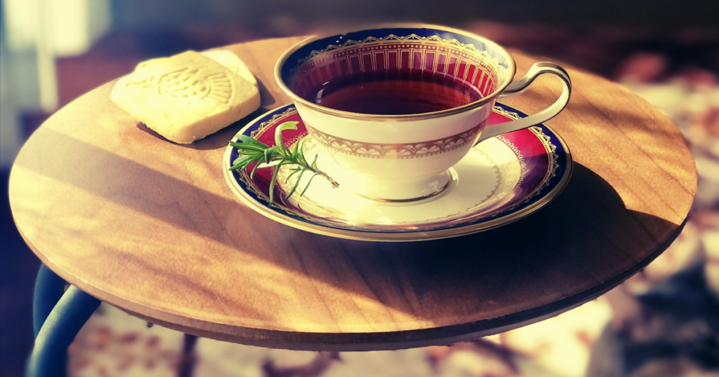 夜にクッキーと紅茶でリラックスするおうちカフェ時間