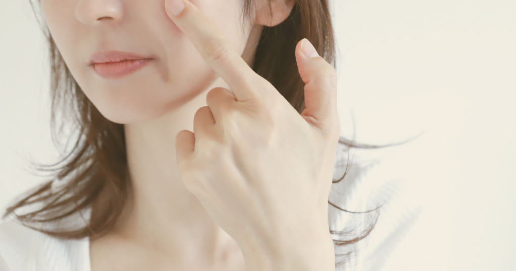 肌トラブルに悩んでスキンケアを見直す女性
