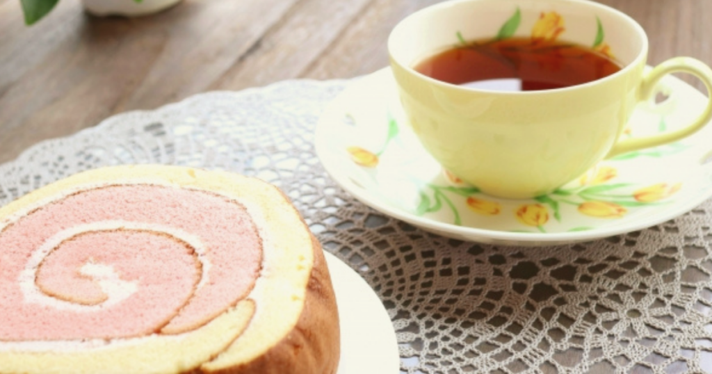 ロールケーキと紅茶で楽しむおうちカフェ時間