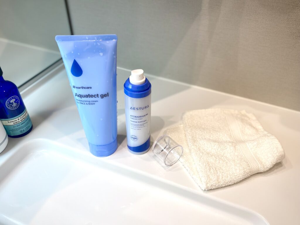 洗面台に並べた夏の保湿ケア用品