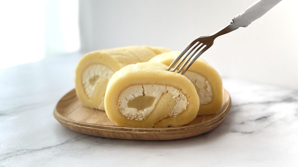 フォークを添えたもっちりクリームロール ダブルバナナ味