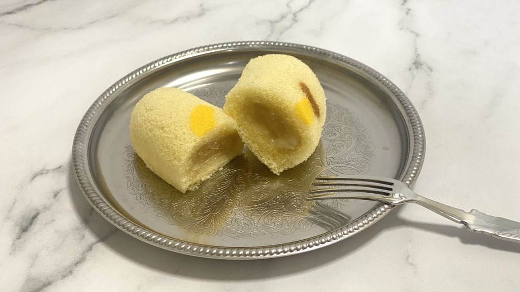 東京ばな奈ダブルバナナ味をフォークで食べる様子